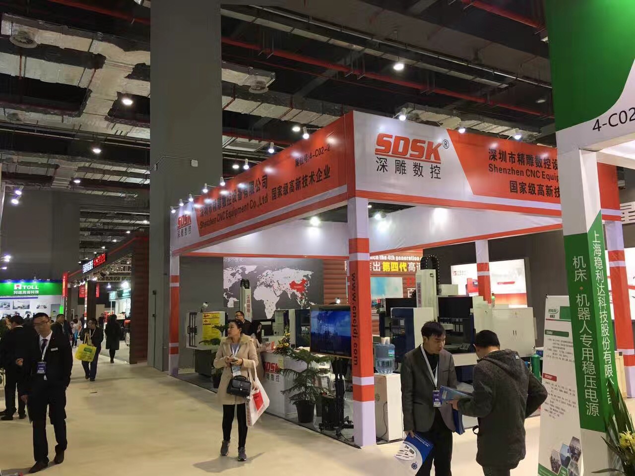 深圳精雕參加上海國際機床展會取得圓滿成功。展會上，公司主營機器，玻璃精雕機，大型精雕機，從外觀尺寸來講得到許多客戶的贊譽和認(rèn)可。
